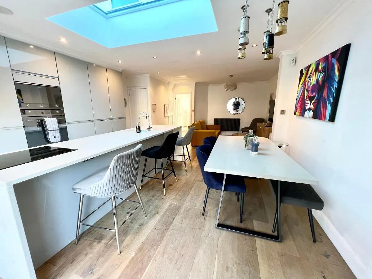 Holiday home Comfortable 3 Bedroom House With Garden And Parking - Sleeps Up To 6 Catford