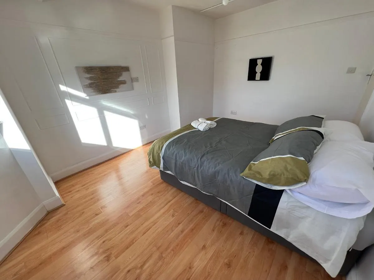 Comfortable 3 Bedroom House With Garden And Parking - Sleeps Up To 6 Catford United Kingdom