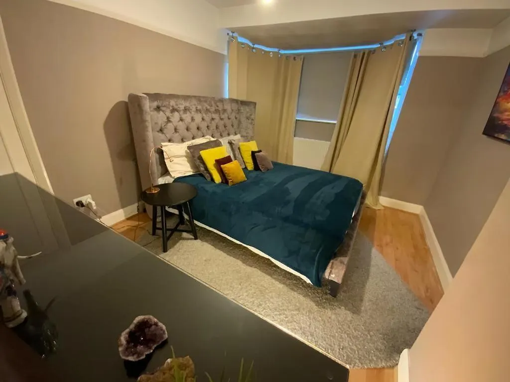Comfortable 3 Bedroom House With Garden And Parking - Sleeps Up To 6 Catford