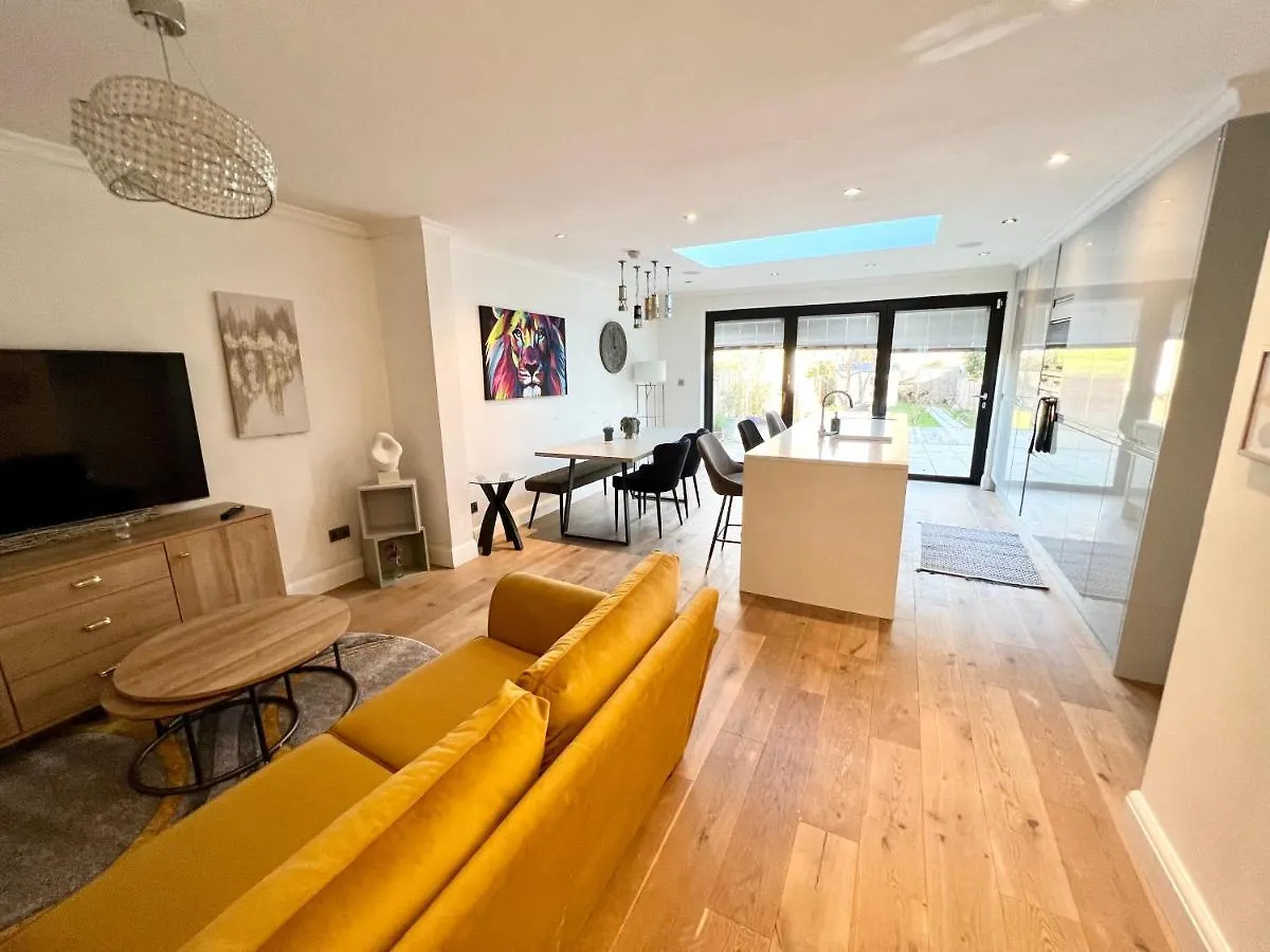 Comfortable 3 Bedroom House With Garden And Parking - Sleeps Up To 6 contacts